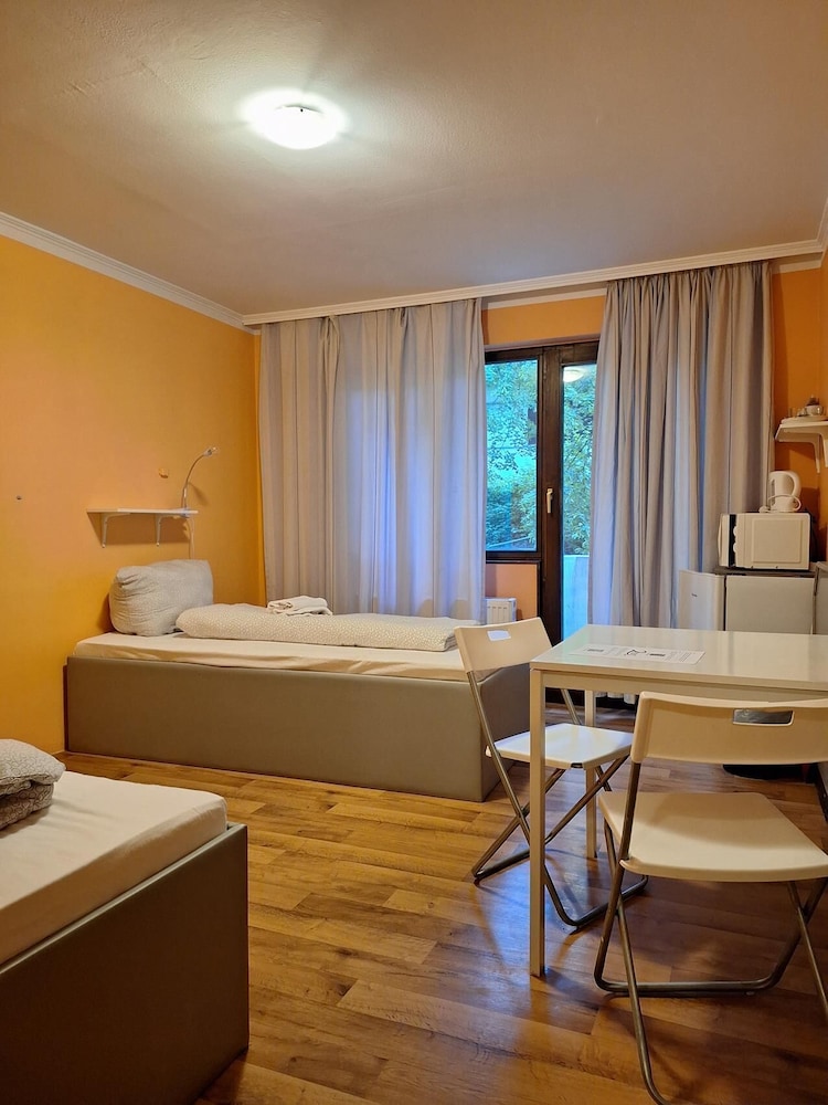 2-Rent Group Hostel Rooms AUB162