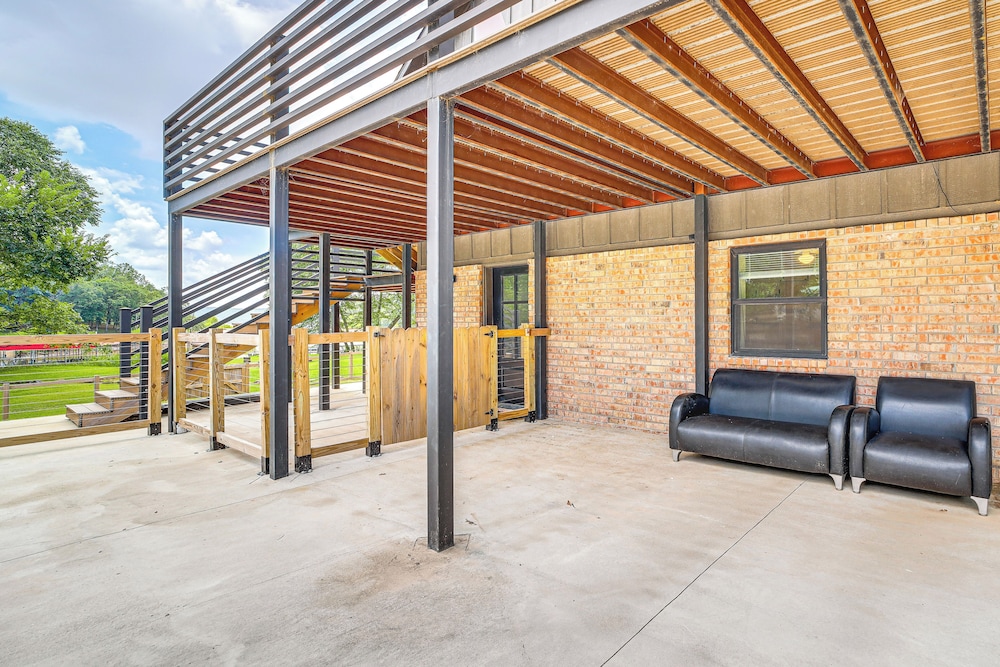 Family Fun! Lake Eufaula Home w/ Wraparound Deck