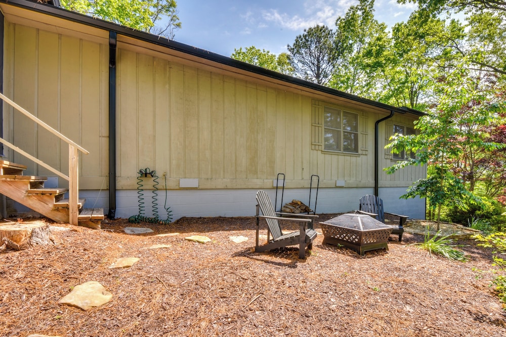 Deck & Game Room: Mountaintop Hideaway in Tiger!