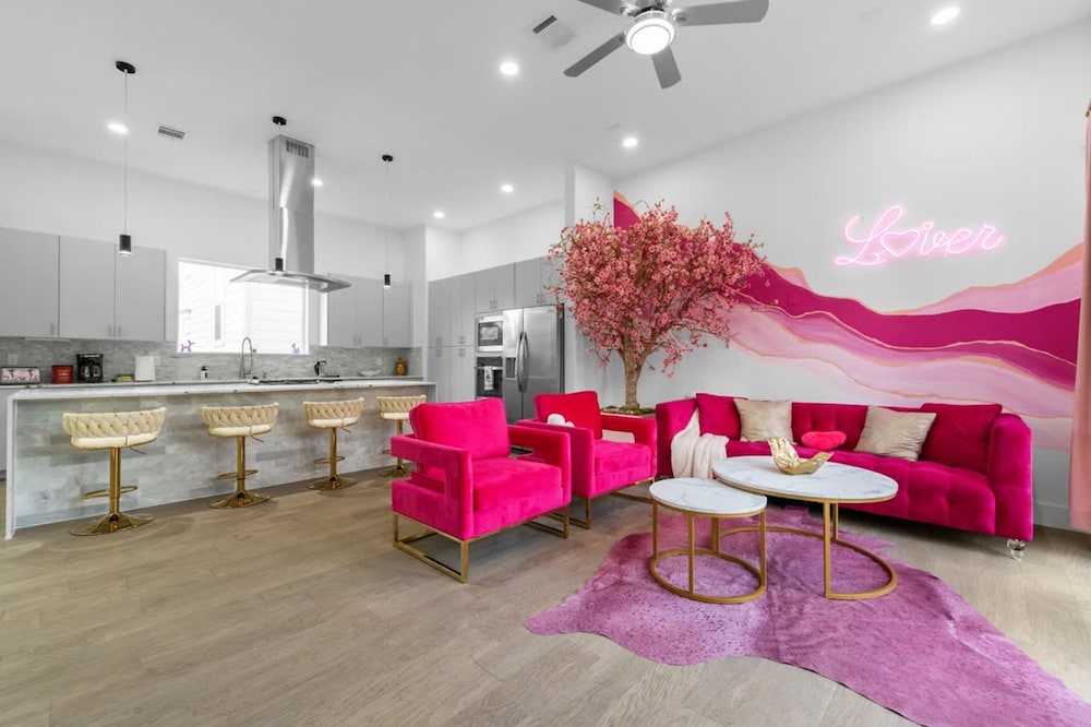 Perfect Houston Group Stay for 12 With 6 Beds 6 Baths