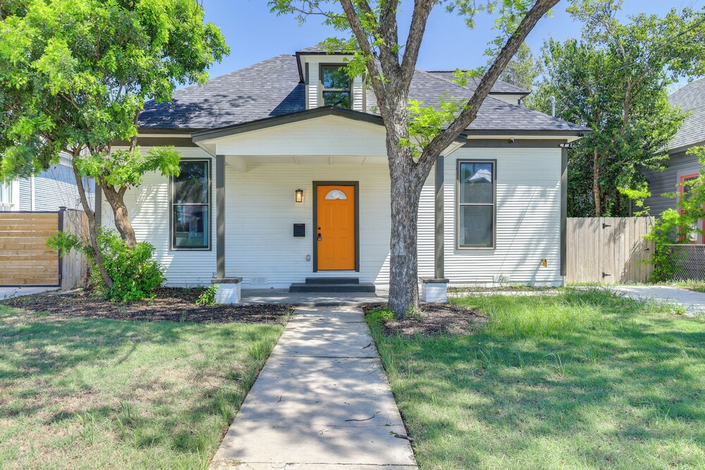 1 Mi to Dtwn San Antonio: Sleek Bungalow w/ Yard!