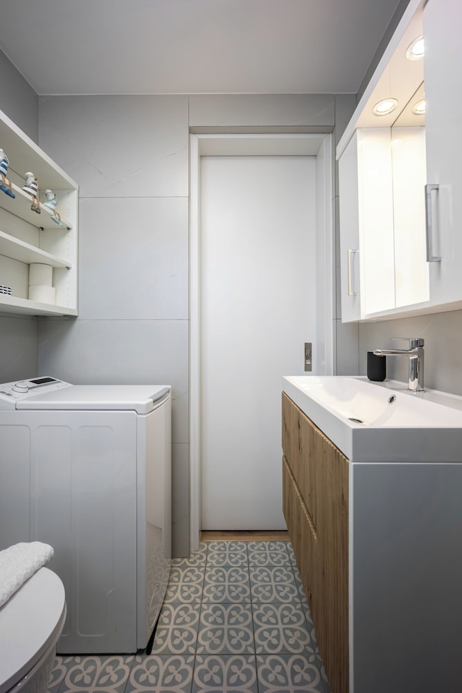 Cozy 2BR Near Metro Acropolis View