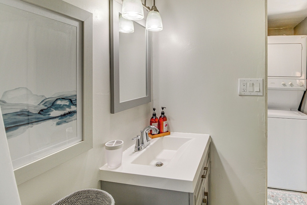 3 Mi to Old Town, Fenced Yard: ABQ Abode!