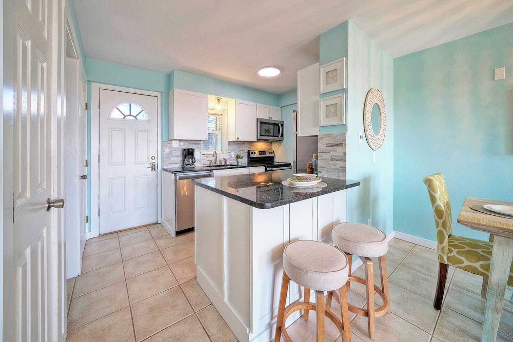 Sleeps 18 2 Beachfront Condos w/ 2 Pools, Tennis/pickleball, Beach Boardwalk