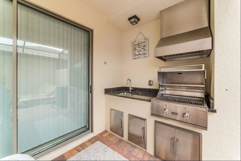 Contemporary Retreat 5 Bedroom Private Pool Home-near Disney - Image 5