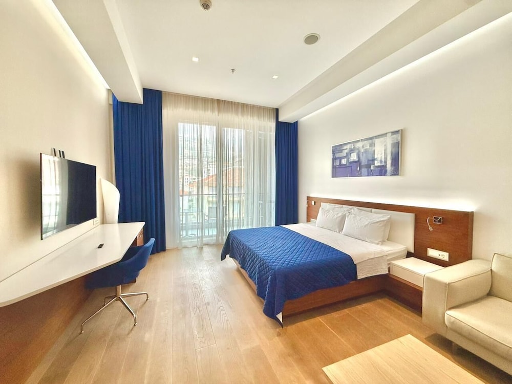 Condo Studio Plaza