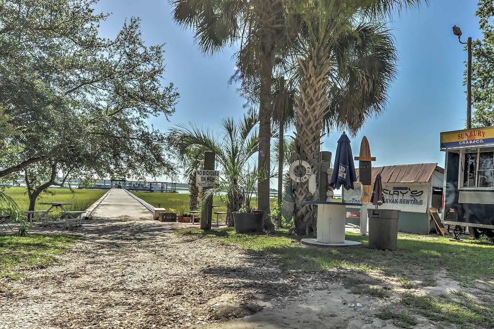 Midway House by Sunbury Channel - Walk to Marina!