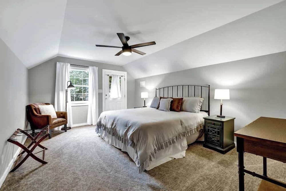 The Country Haus: Quaint Home 1 Mile From Downtown