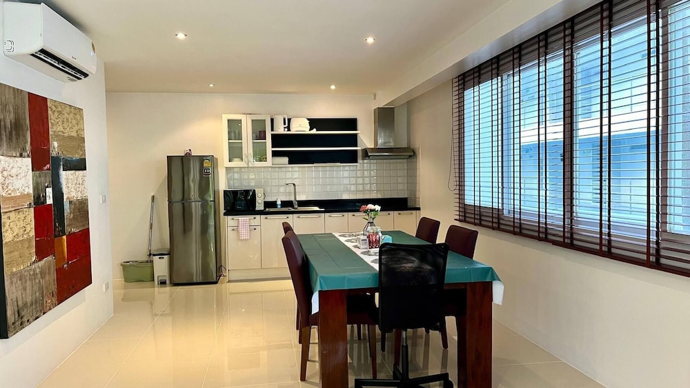 B6 - 1 Bdr Modern Condo With Balcony and Pool, Karon