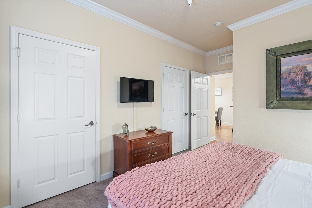 Tuscana Resort 2 Bedroom Condo Clubhouse Access 8 miles to Disney 2 Condo