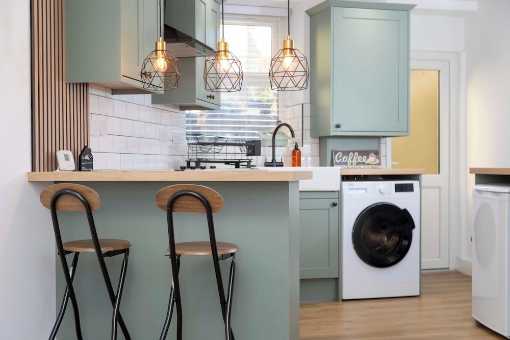 Cosy-cute Miner's Cottage on the Taff Trail