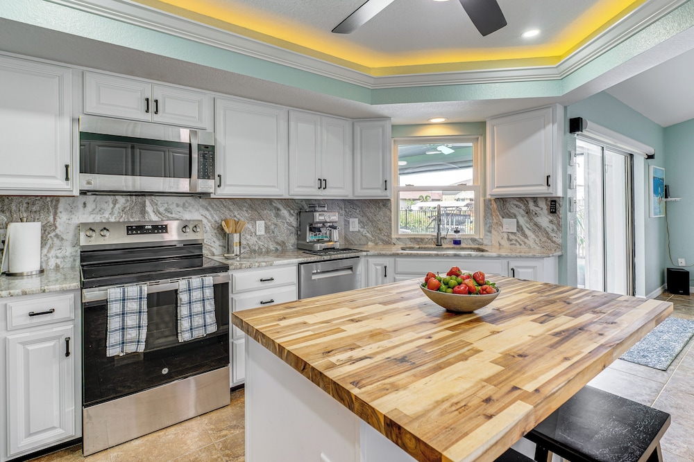 Heated Saltwater Pool & Dock: Port Charlotte Home