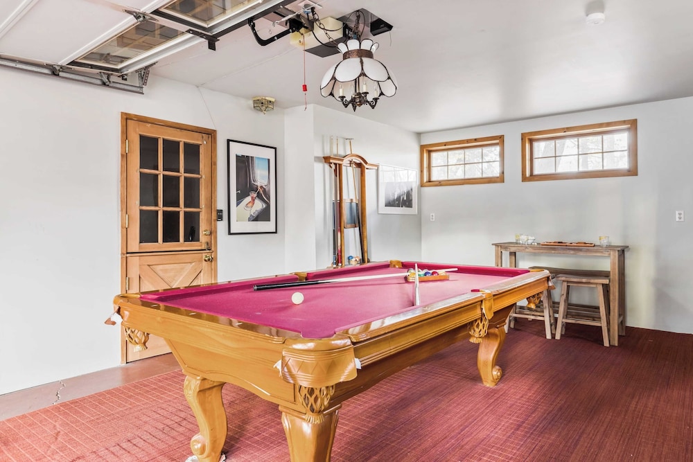 Sleeps 23 2 Homes, Lakefront, Private Dock, Hot Tub, Game Room, Swingset, View