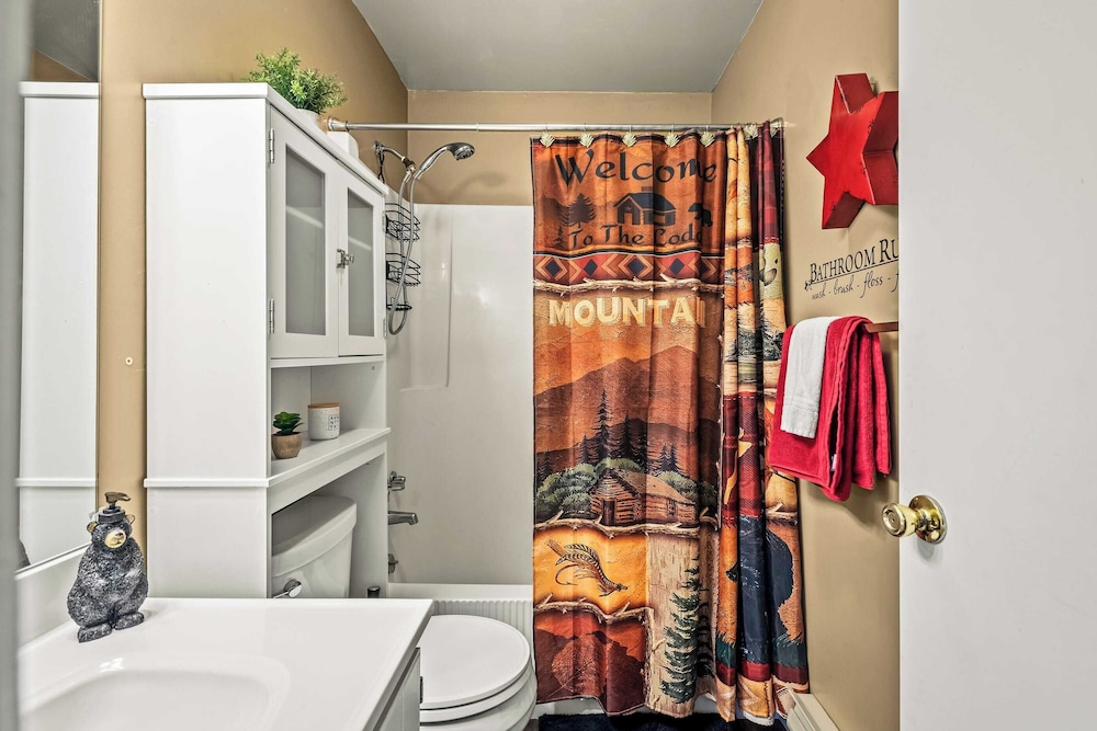 Atlas Point Lodge Sauna, Fireplaces, Kayaks, Lakes + Pet-friendly Yard