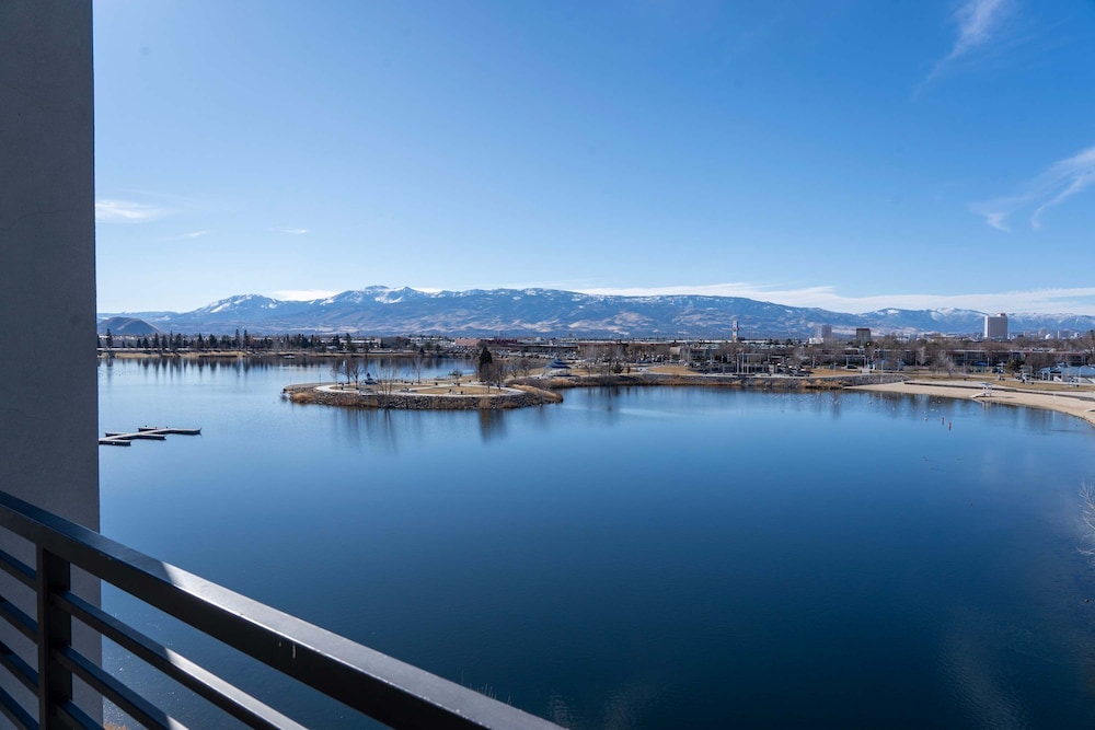 Amazing Water View w Jacuzzi Sky Lounge