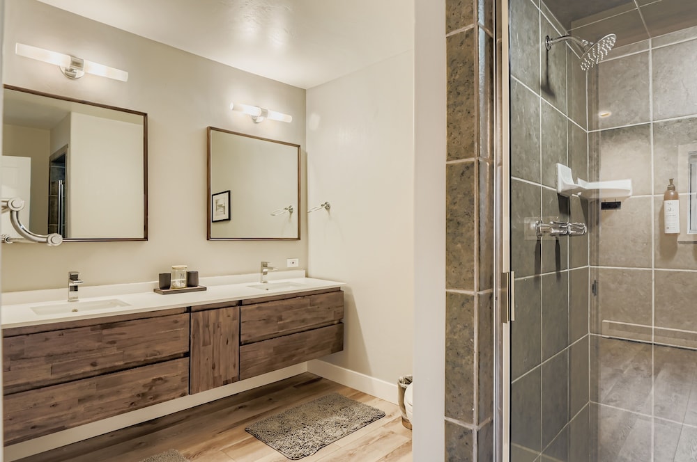 Mountain Luxury In Old Town Spa - Walk To Main 440 3 Bedroom Home