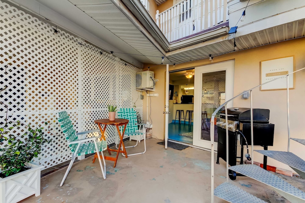 Simple Modern Gem 2 Blocks to Beach Pet Friendly