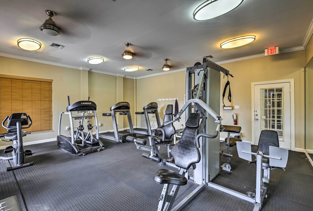 4 Mi to Clearwater Beach: Apt w/ Community Pool!