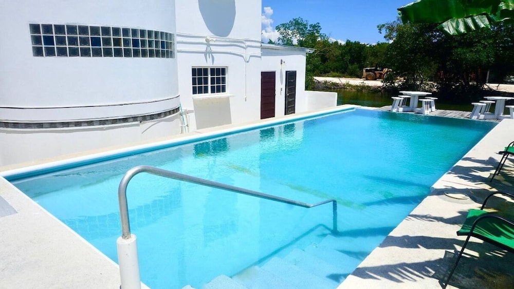 Sea Belize Relaxing Studio w Sea View Pool & Overwater Deck Near Airport, 1st FL