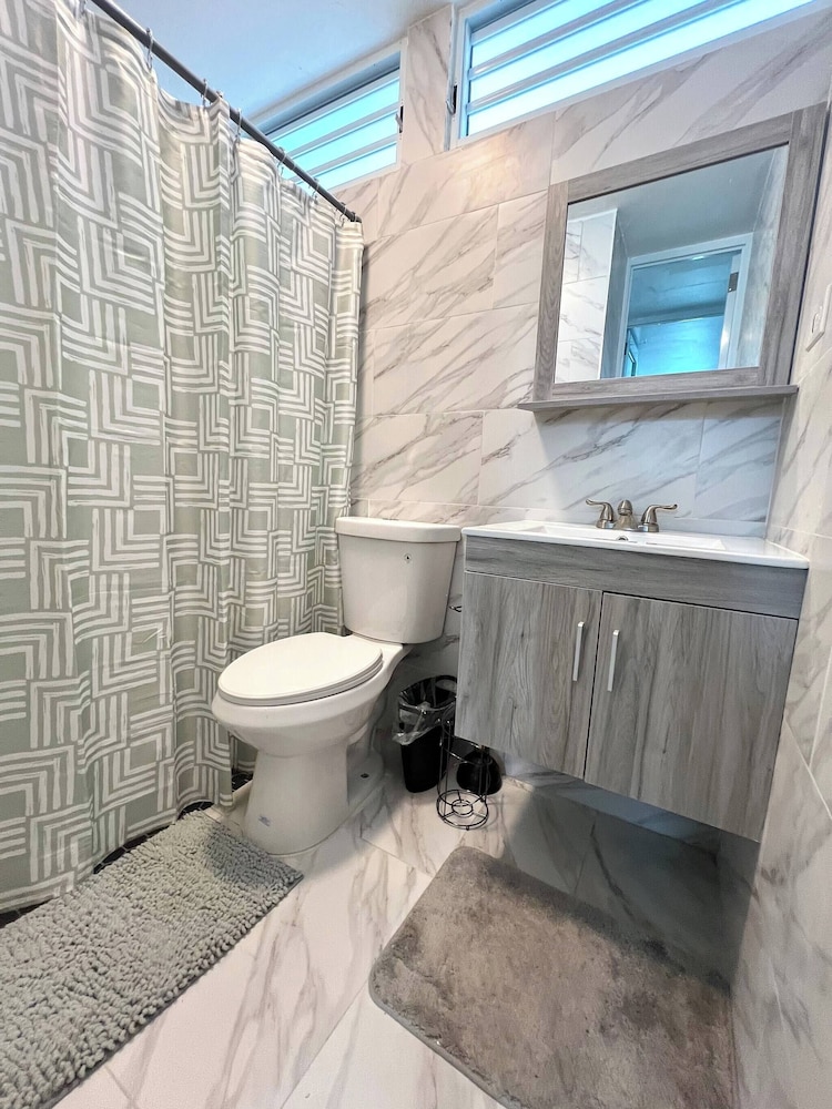 Stylish Remodeled 3BR w Yard Near Airport and Beaches