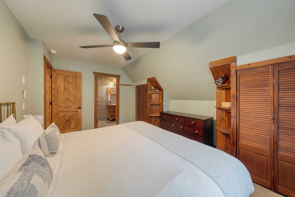 Private Deck, Fireplace, and Ski Access Near Northstar The Lazy Bear