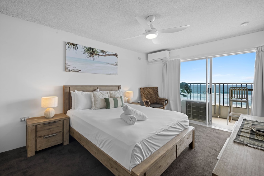 Absolute Beachfront Apartment in Surfers