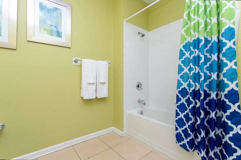 Spacious 2Bd Condo - Pool Hot Tub - Near I-drive