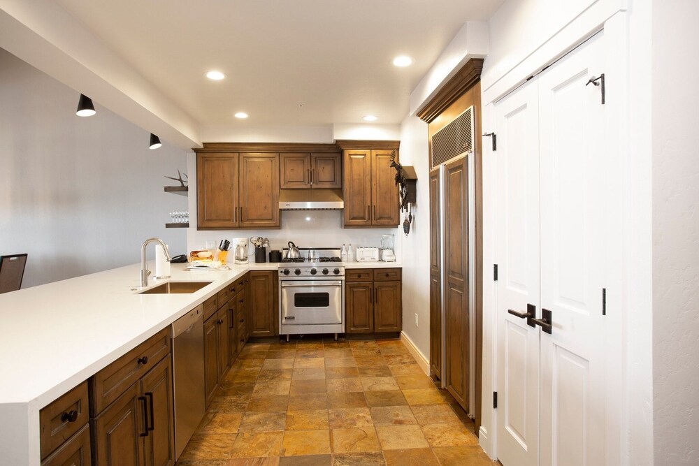 Trail's End Lodge at Deer Valley Resort - Three Bedroom Residence with Den and Spa #302 3 Condo