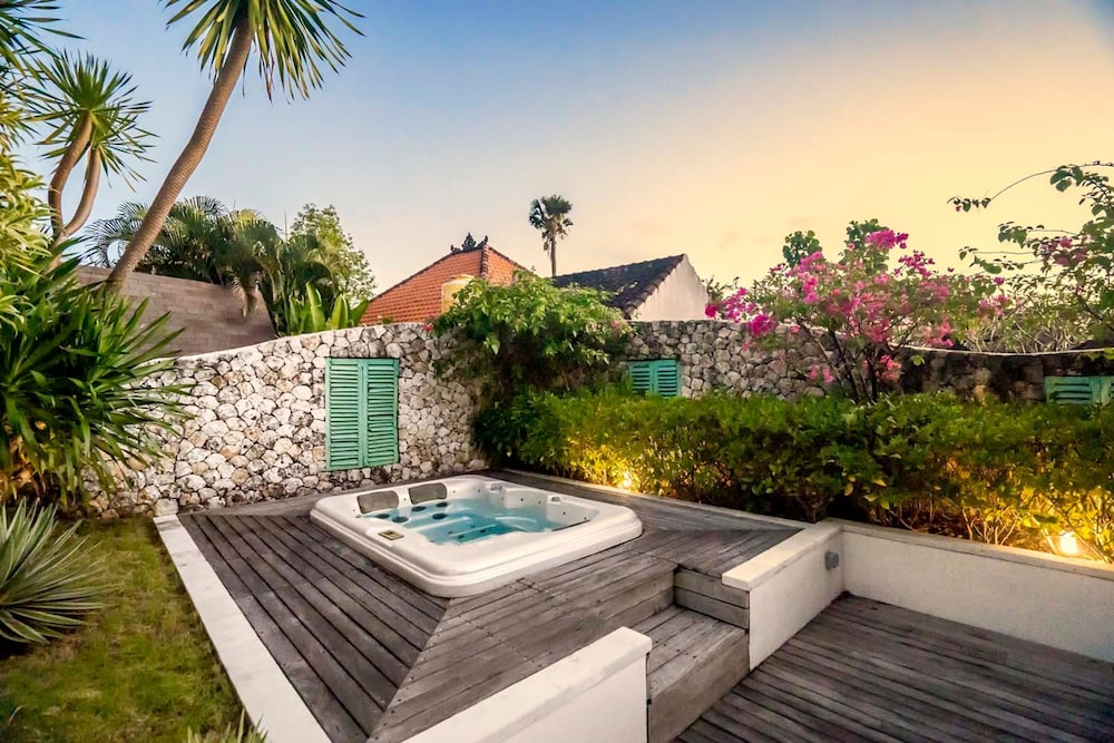 Villa Maimalu by Alfred in Bali - Heaven 4 BR Villa With Large Pool and Lush Garden