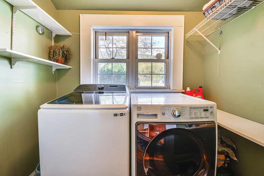 Mtn Views, Deck, Porches & Patio: Asheville Escape