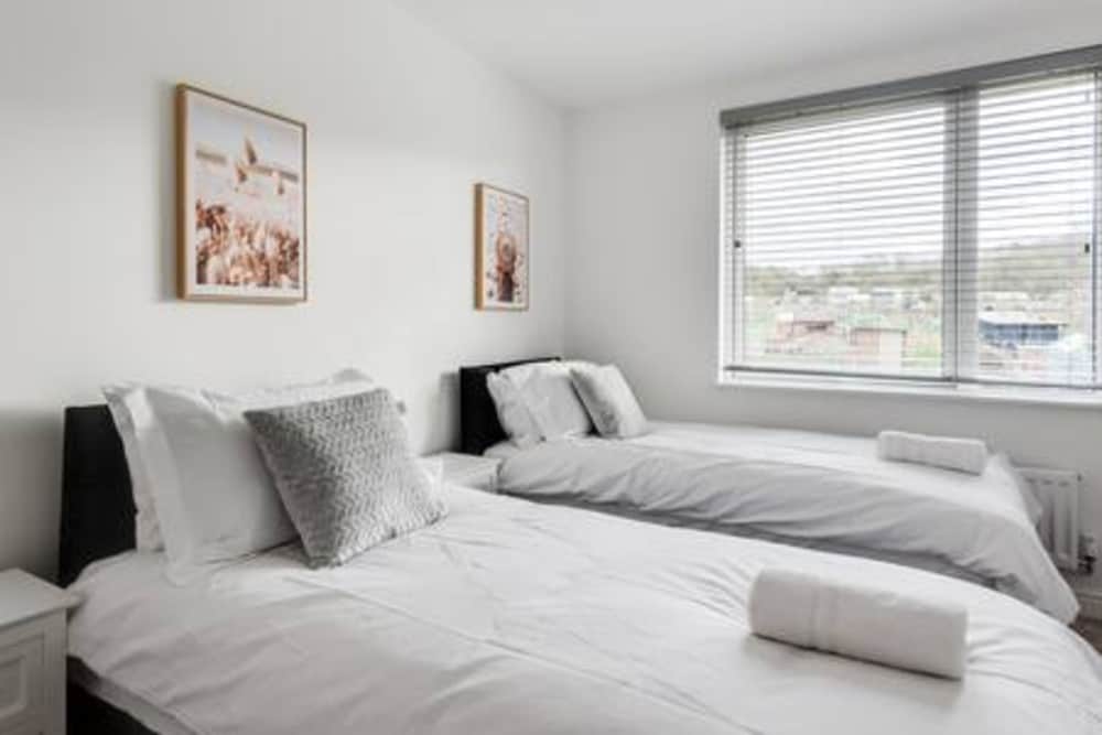 Stylish 4-br House With 3 Ensuite Free Parking