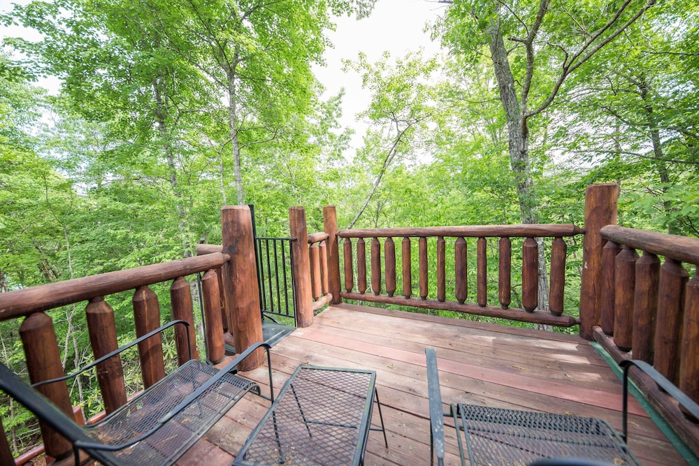 Hotel Secluded Escape - One Bedroom Cabin - Image 1