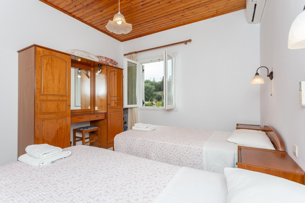 Renoula Walk to Beach Sea Views A C Wifi Car Not Required - 243 view 2