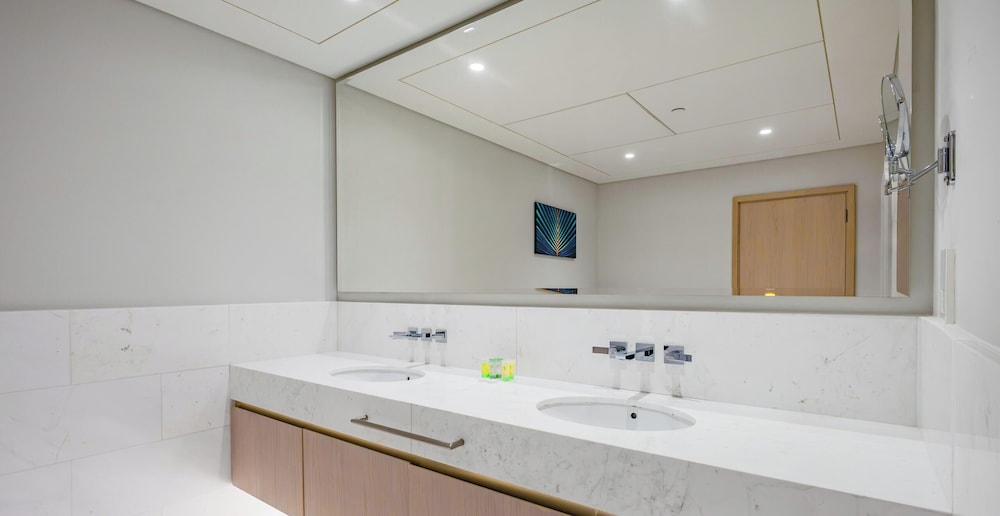 LUX Iconic Views at Palm Tower Suite 6