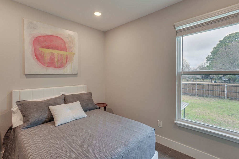 Pets Welcome: Home w/ Deck & Patio in Hockley!