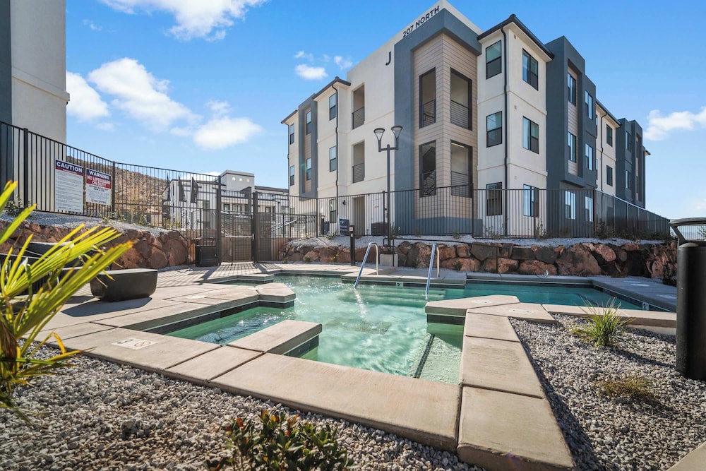 Pool & Sunshine Retreat - Resort-style Amenities