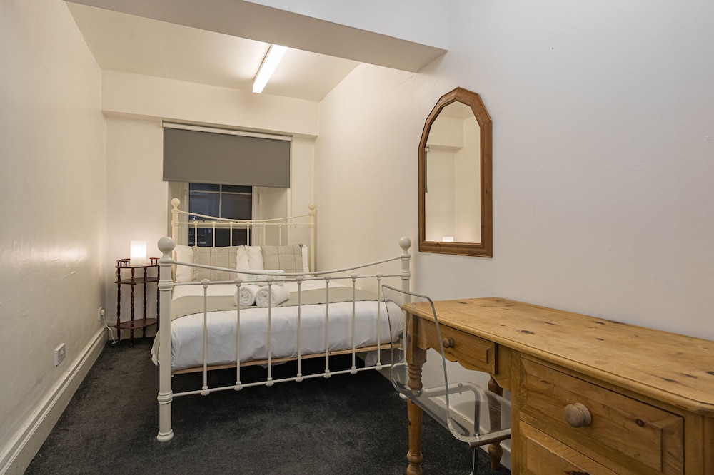 Royal Mile 5 BR Apartment nr Castle view 2