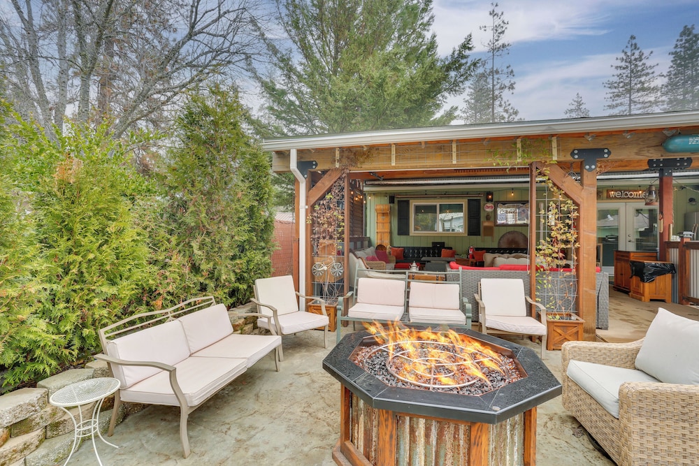 < 10 Mi to Trinity River: Family Home w/ Hot Tub!