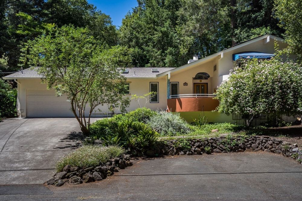 Le n by Avantstay Private Breathtaking Character Cottage w Pool Hot Tub