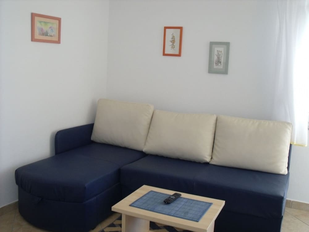 Draga - Comfortable & Afordable - A3 view 3