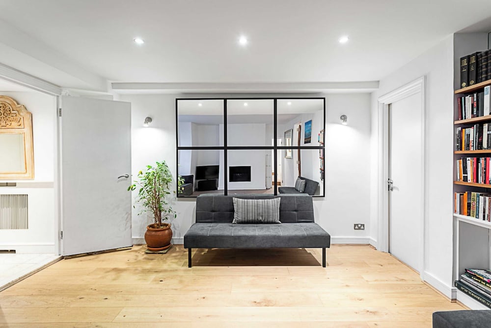 Richmond Hill Top Apartment
