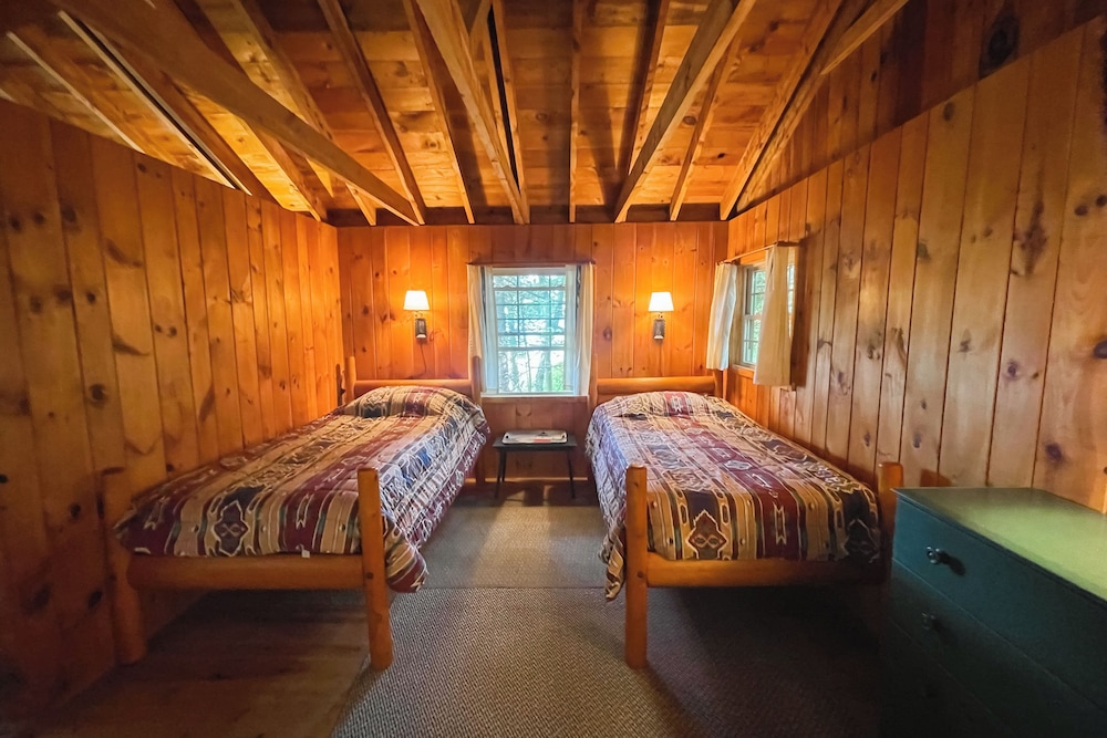 Cozy 1BR Cabin w/ Landscape Views