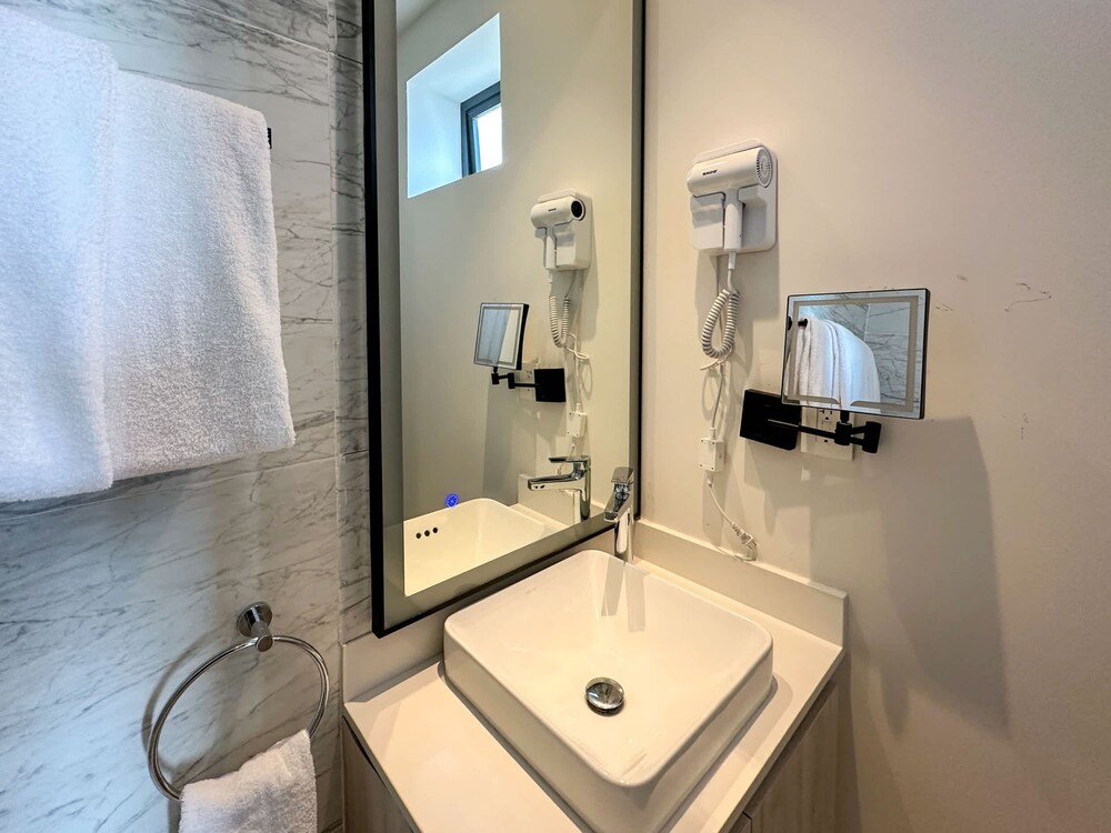 Paradise Found Luxe 2BR Condo in Iconic Location