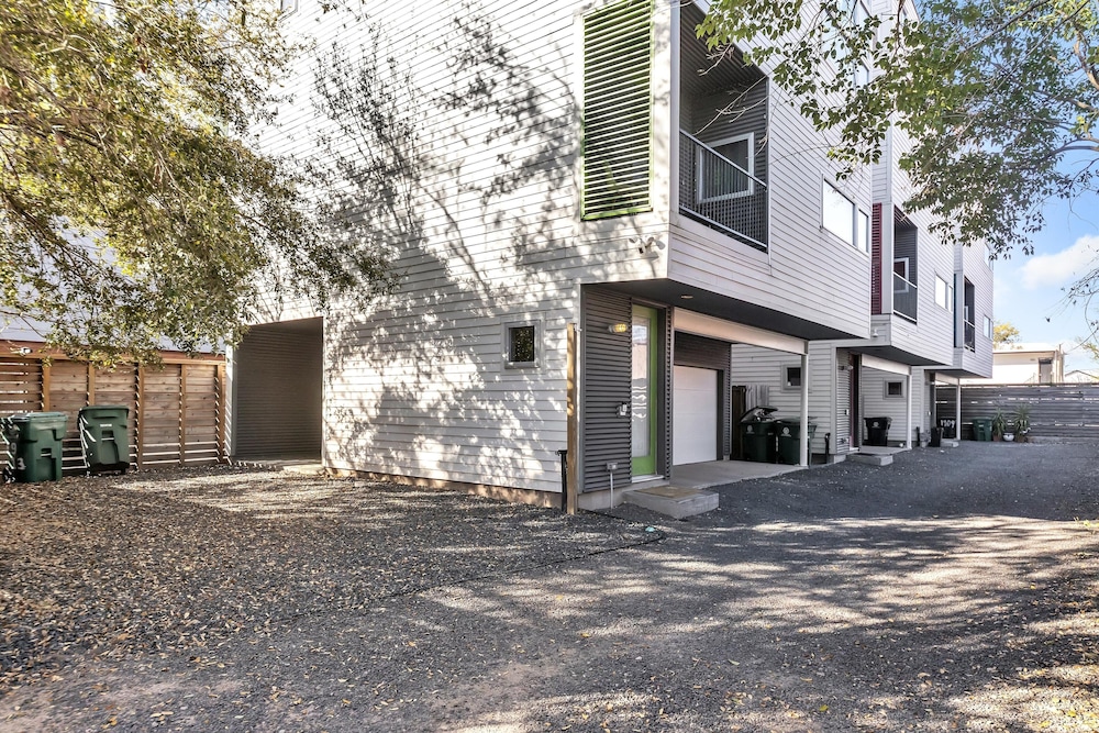Modern Comfort In The Heart Of Museum District 3 Bedroom Townhouse
