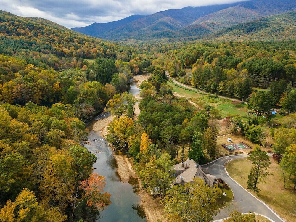 Luxe Riverfront Escape Mtn Views Pickleball Ct