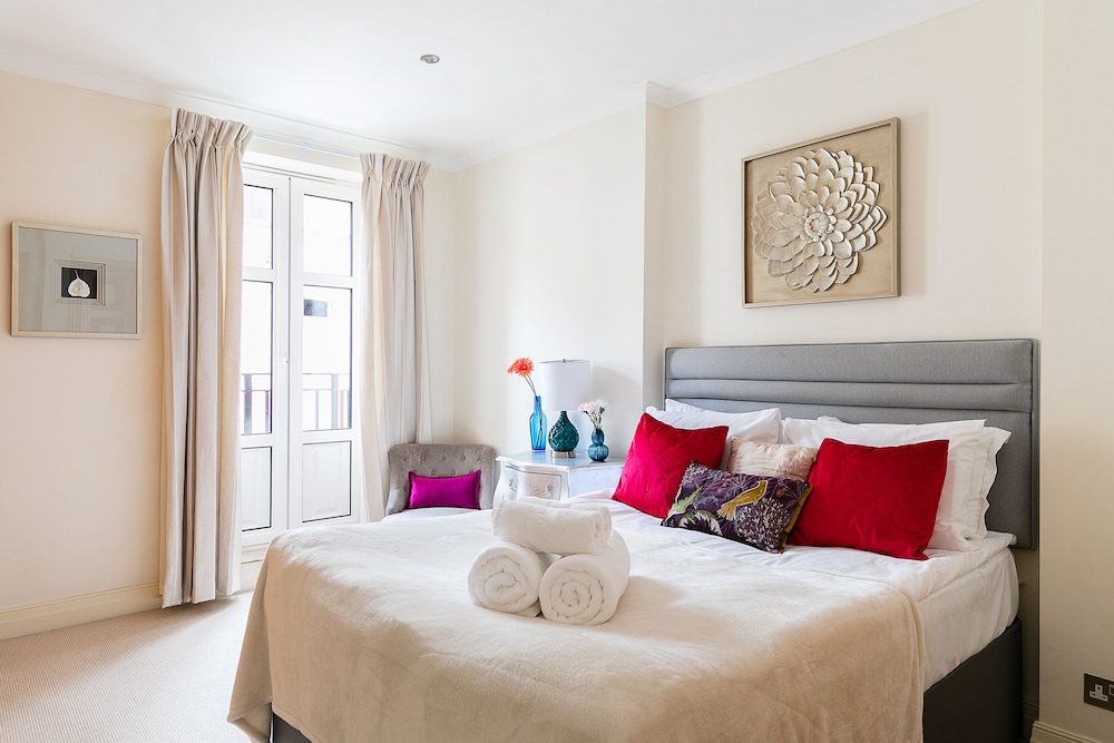 Luxury 5-bedroom Villa With Parking and AC