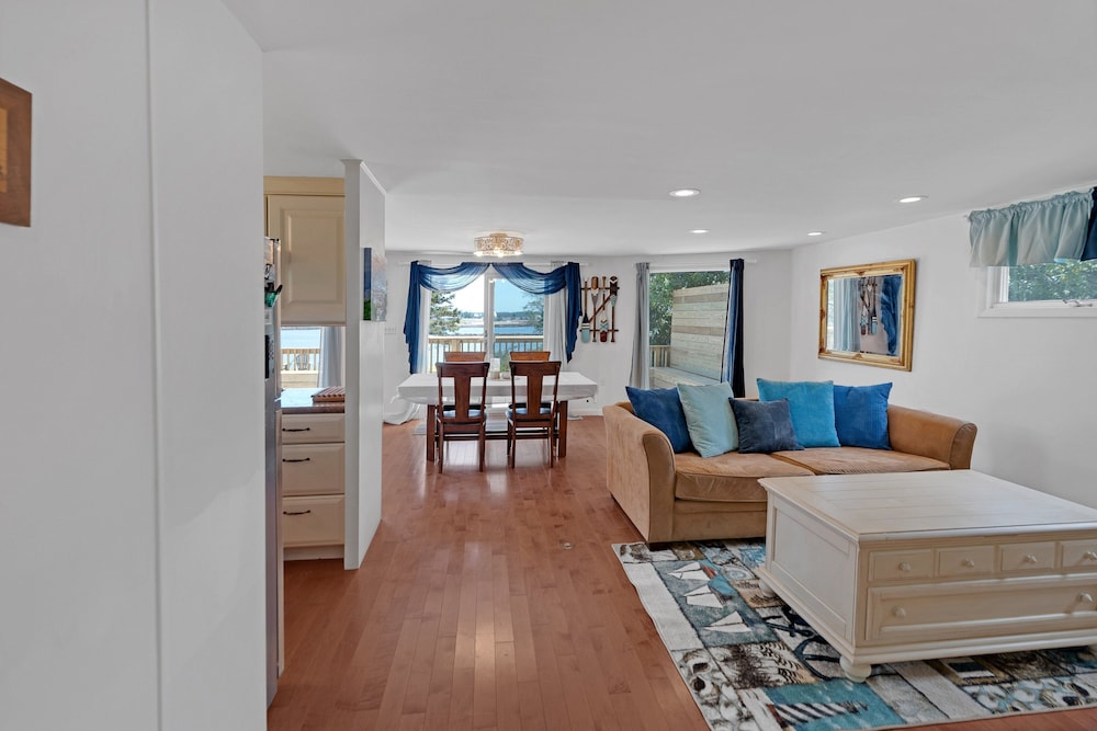 Waterfront Retreat With Stunning Views 3 Bedroom Home