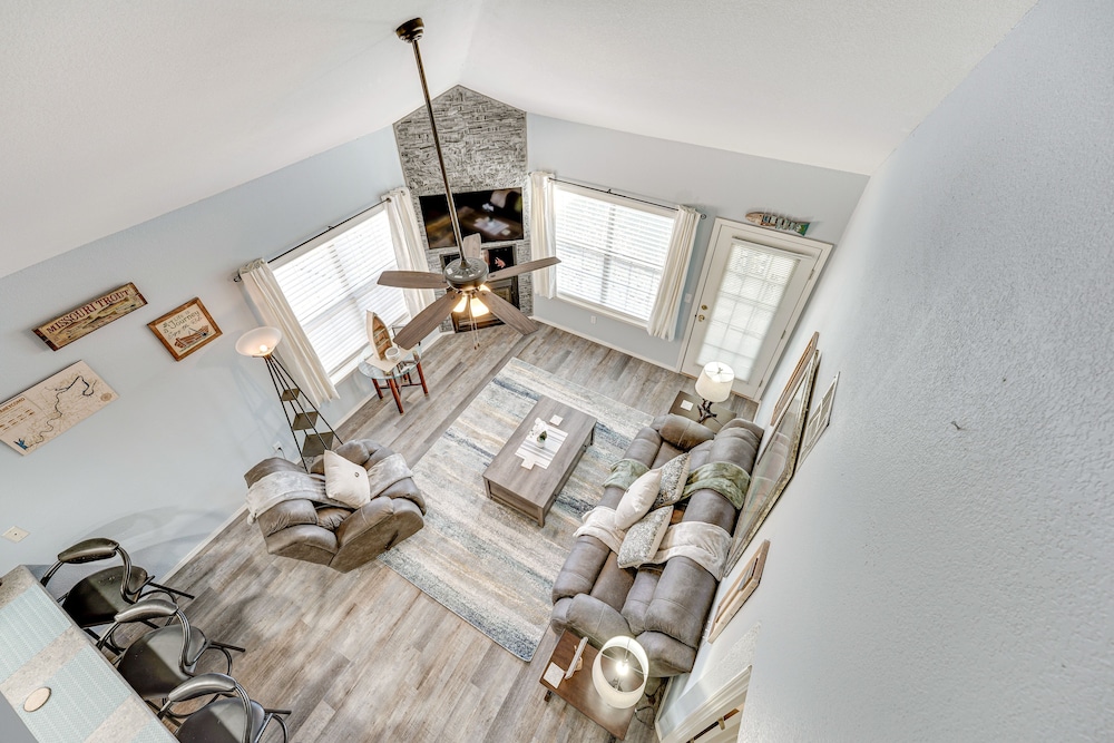Updated Branson Condo w/ Lake Taneycomo Views!