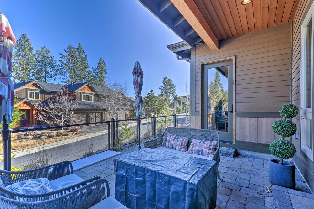 Modern Mtn Oasis w/ Patio, Hot Tub & Grill!