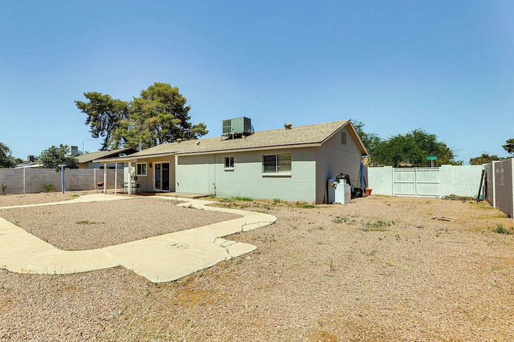 3 Mi to Dtwn Mesa: Home w/ Fenced Backyard!